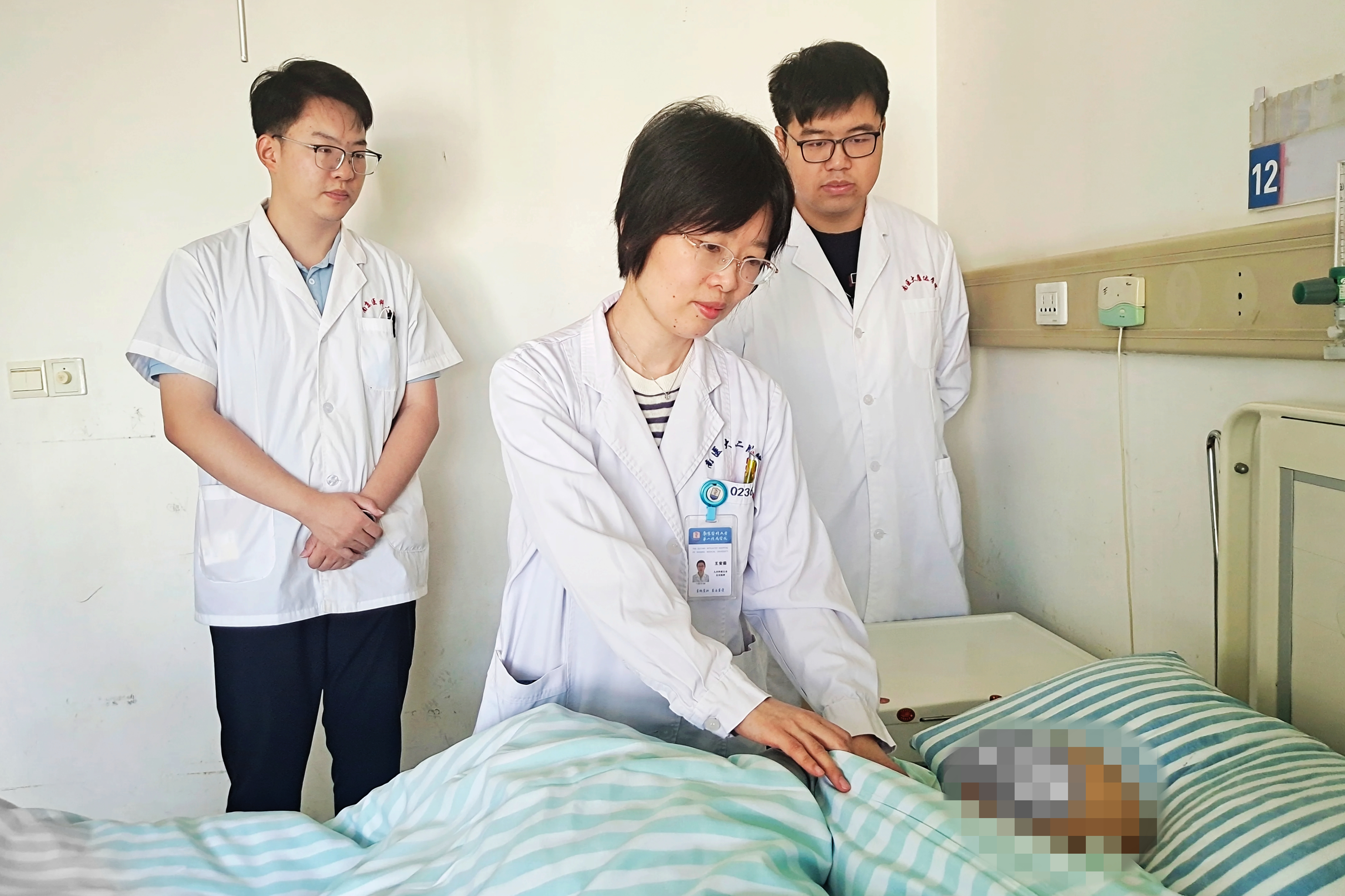 王安茹(左二)为患者查房