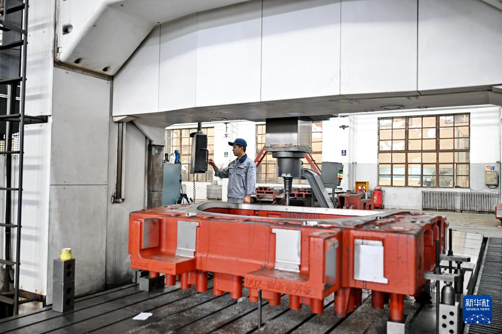 9月24日,泊头市兴林模具制造有限公司工人在操作数控机床。