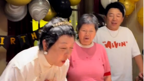 黄渤回山东为姐姐庆生，黄洮打扮贵气，一家餐厅吃饭蛋糕都好高档封面图