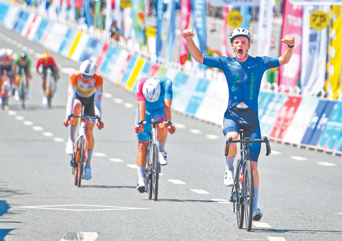 澳大利亚凯旋 X巴迪瑞车队车手伊瑟（右一）率先冲过终点，获得赛段冠军。新华社发（许南平摄）