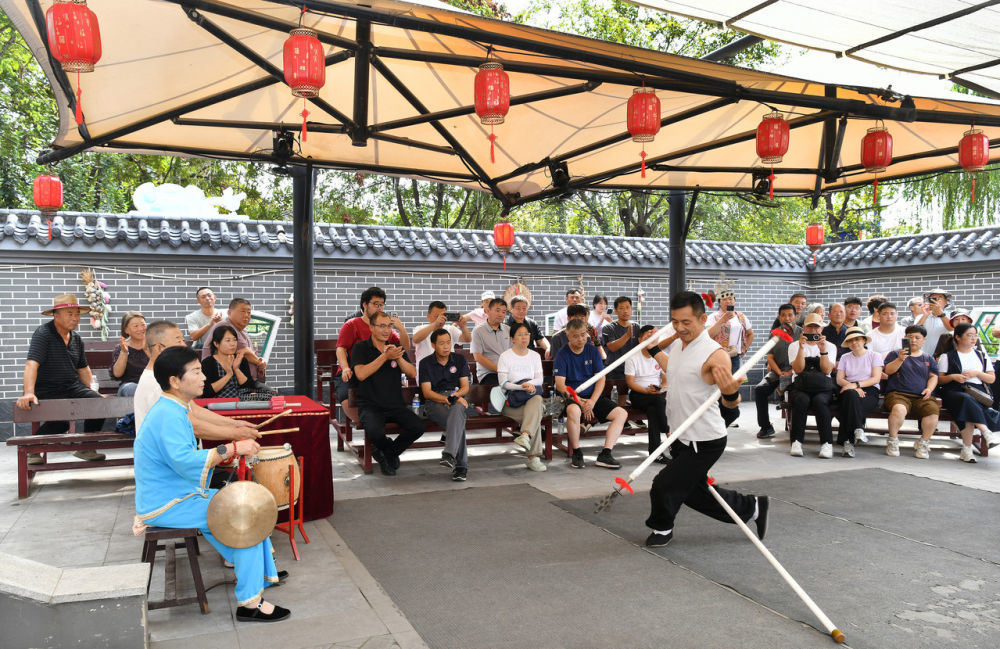 9月4日， 杂技艺人彭立新在吴桥杂技大世界景区内为游客表演“舞飞叉”。（苑立伟摄）