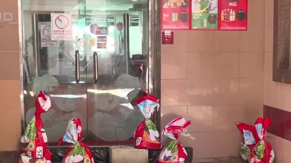 备战超强台风“桦加沙”，香港市民提前设沙包挡水板，抢购食材