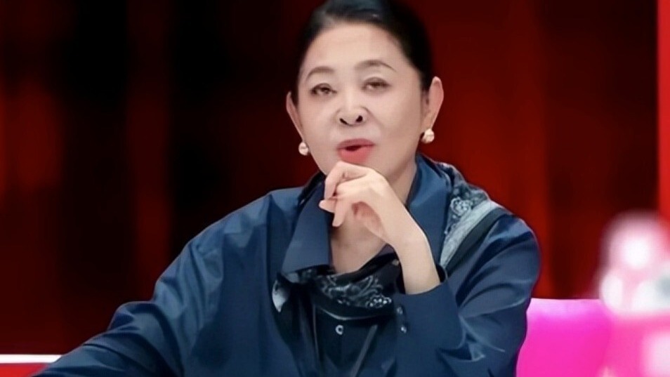 欺骗小酒窝，讨好张维伊，倪萍一句话让强撑的董璇，彻底慌了封面图