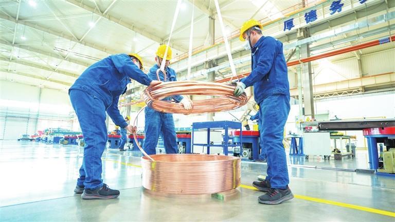 科近泰基员工整理生产用的铜管