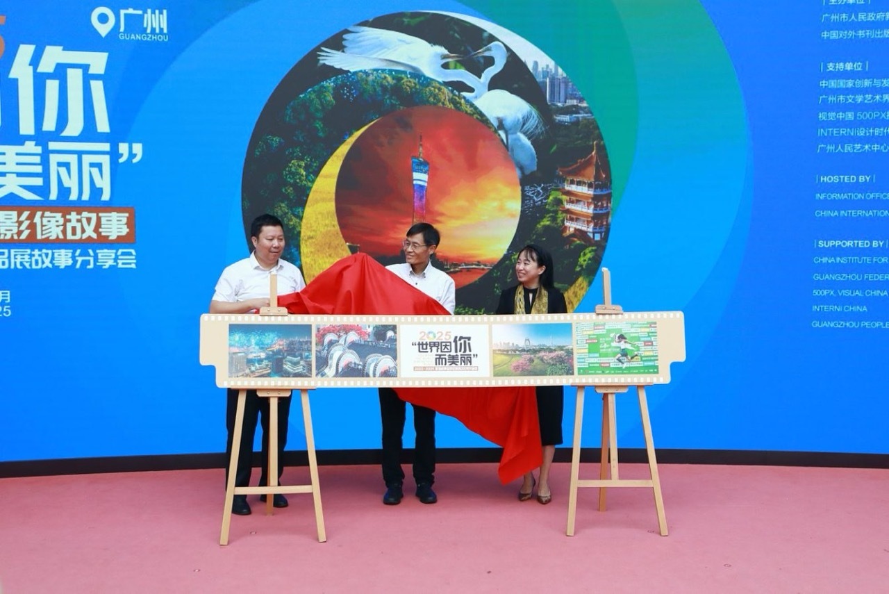 图:揭幕环节;左起:广州市文学艺术界联合会主席刘炬培,广州市委常委、宣传部部长杜新山,中国外文局中国对外书刊出版发行中心副总编辑尹杰