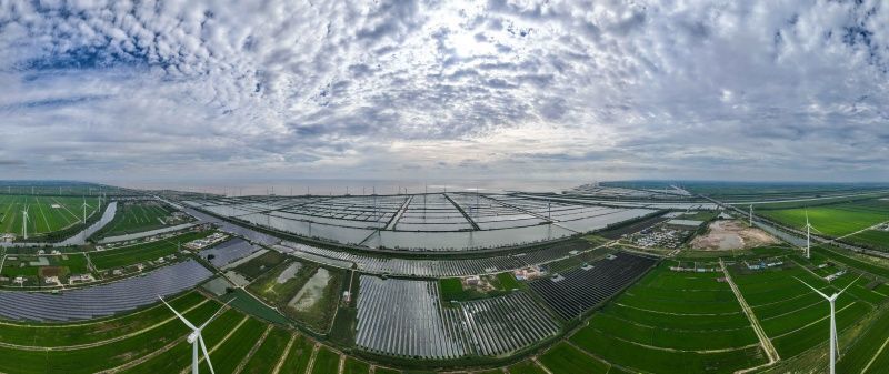 在盐城滨海拍摄的风电、光伏设施(2023年9月3日摄) 季春鹏摄/本刊