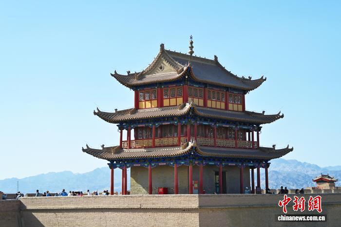 9月23日，甘肃省嘉峪关市嘉峪关关城文物景区内，游人在长城上游览。中新社记者　李亚龙　摄