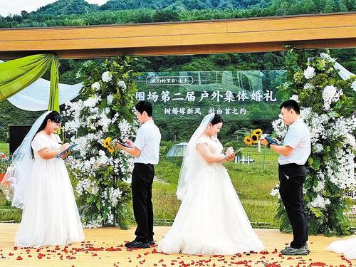 8月29日，7对新人在围场满族蒙古族自治县八十三号村举办户外集体婚礼，传递文明新风。张 澳摄