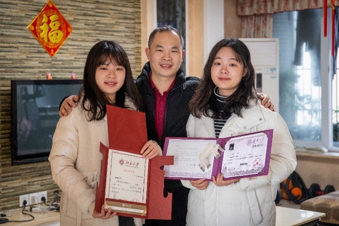 邓师傅的两个女儿，分别考取北京大学和清华大学，双双获得2021年滴滴“助学计划”奖学金