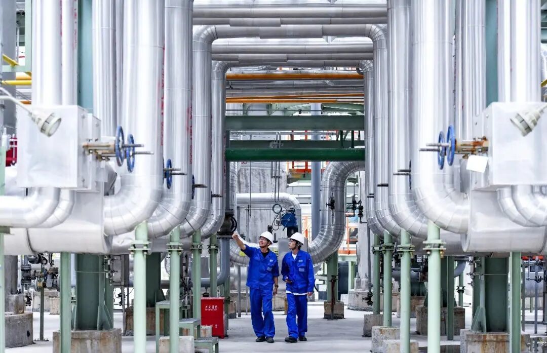 ▲工作人员对石化装置进行巡查