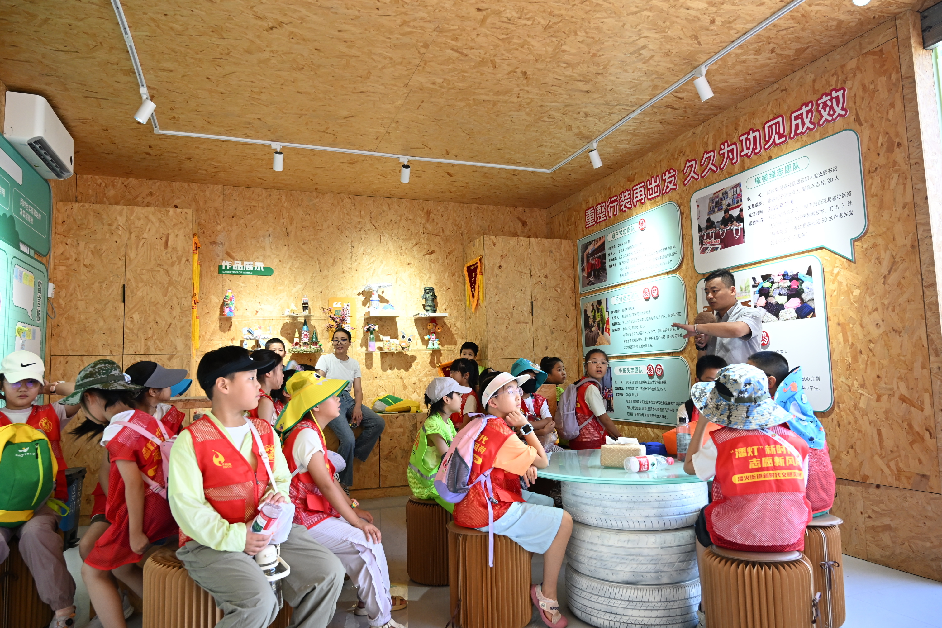 小朋友在参观湾底村绿盒子