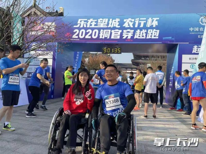 盛文定和黄金在比赛后合影。 受访者供图