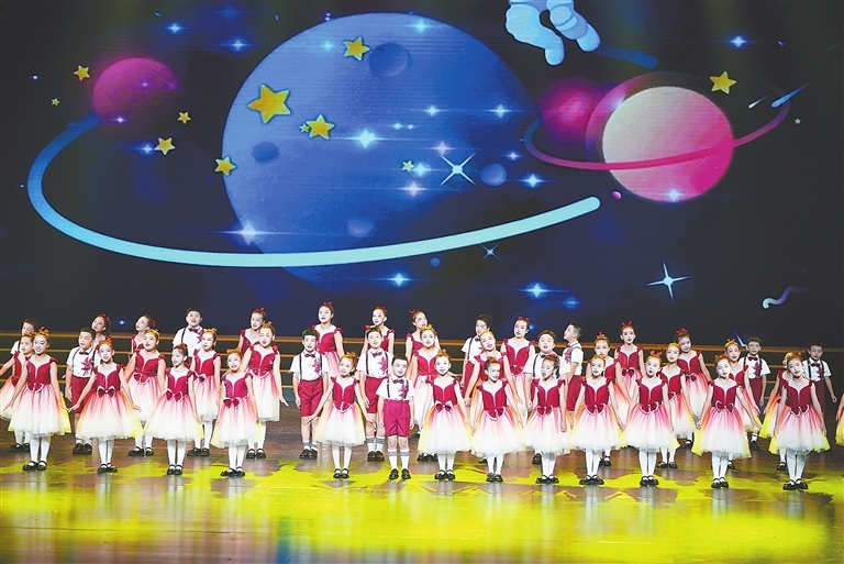 9月23日晚,“明月照宜春”2025宜春·第十九届月亮文化旅游节开幕晚会,童声合唱《听我说谢谢你》。江西日报全媒体记者 邹海斌摄