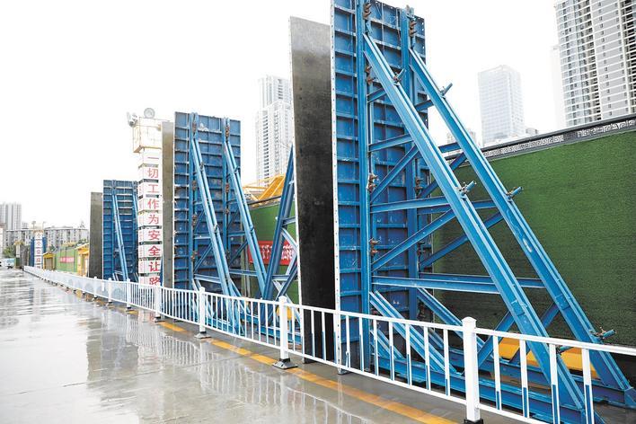 武汉地铁10号线余家头站侧墙采用钢模板施工 通讯员供图