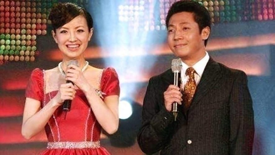 和撒贝宁同居四年，却转身投入富豪怀抱，没想到如今竟沦落至此封面图