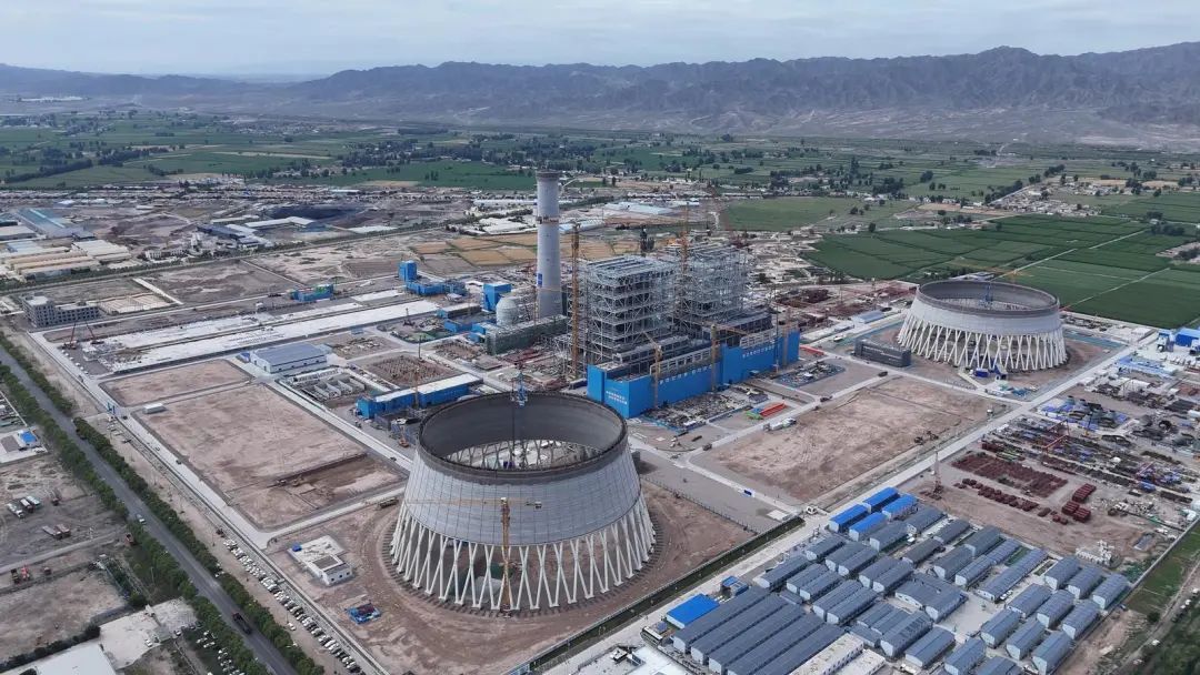 △甘肃腾格里沙漠河西新能源基地金昌2&times;1000兆瓦调峰煤电项目的施工现场