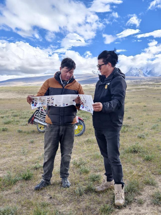 光大银行“阳光消保大使”（右）向消费者讲解金融知识