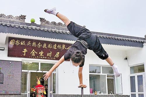 9月5日，小演员在于金生杂技小院冒雨表演。 本报见习记者 崔玉洁摄