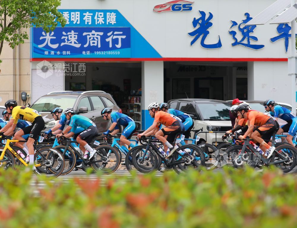 9月24日,江西省吉安市泰和县城沿江大道,参赛选手正在进行自行车骑行比赛,乐享运动的快乐。