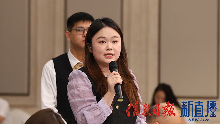 江西电台提问(文颖 摄)