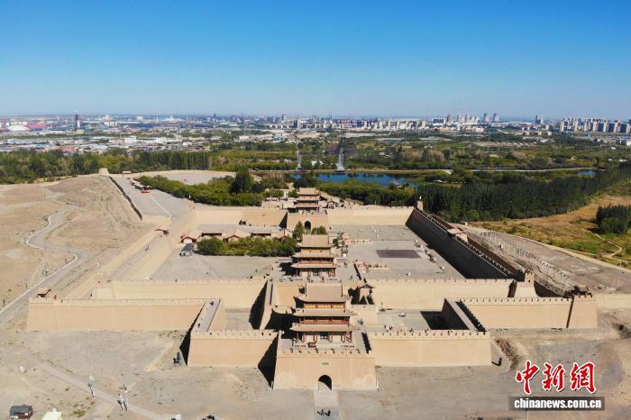 9月23日，航拍甘肃省嘉峪关市嘉峪关关城文物景区。中新社记者　李亚龙　摄