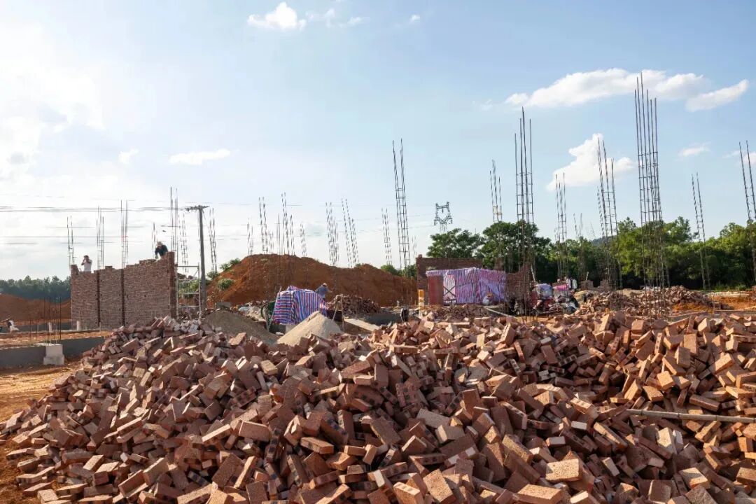 施工现场一片繁忙景象