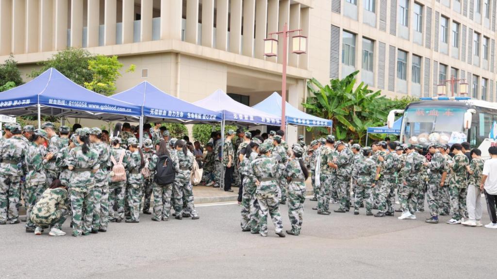 该校官网显示，9月22日，该校在军训期间开展无偿献血志愿活动 图片转自该校官网