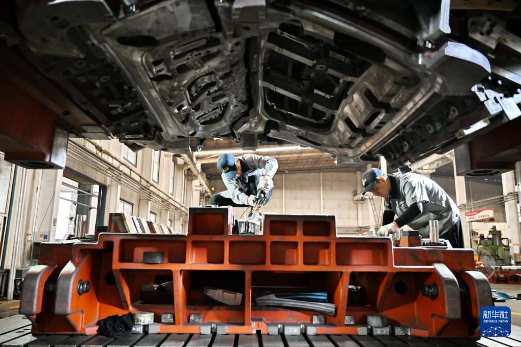 9月24日,泊头市兴林模具制造有限公司工人在车间内工作。