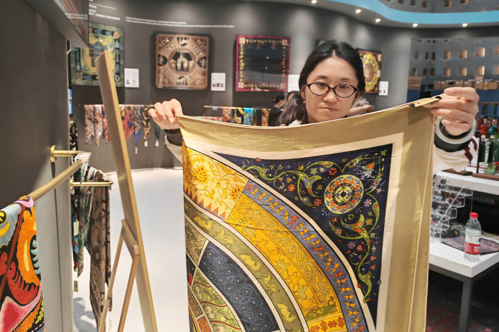 9月19日,范燕燕丝绸艺术中心店长李芳在整理文创产品。新华社记者 崔翰超 摄