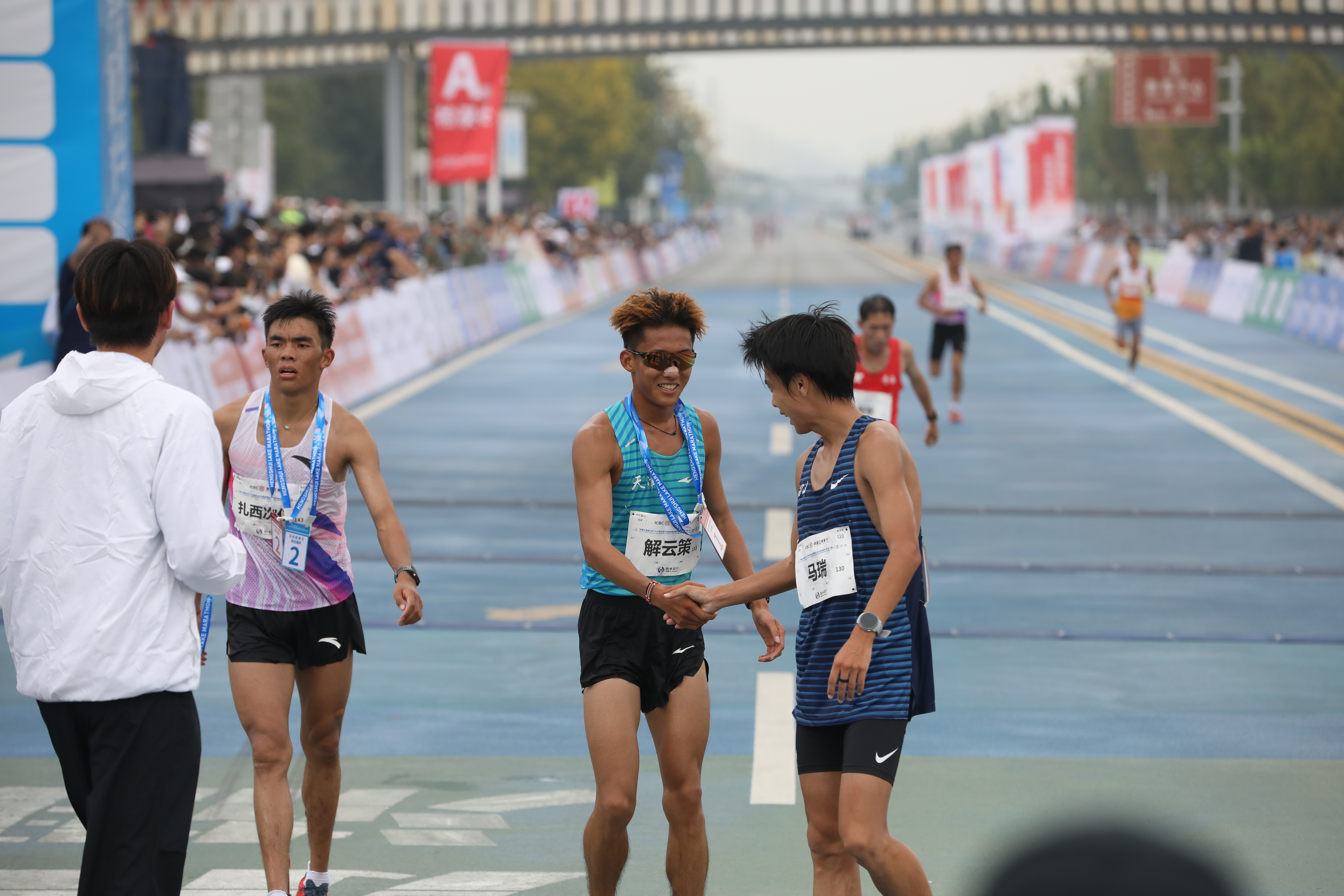 解云策、徐冰洁分获2025衡水湖马拉松赛男、女冠军