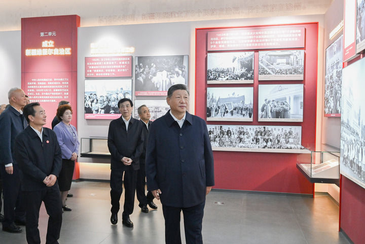 9月24日上午,中共中央总书记、国家主席、中央军委主席习近平在乌鲁木齐文化中心展览馆参观新疆维吾尔自治区成立70周年主题成就展。新华社记者 谢环驰 摄