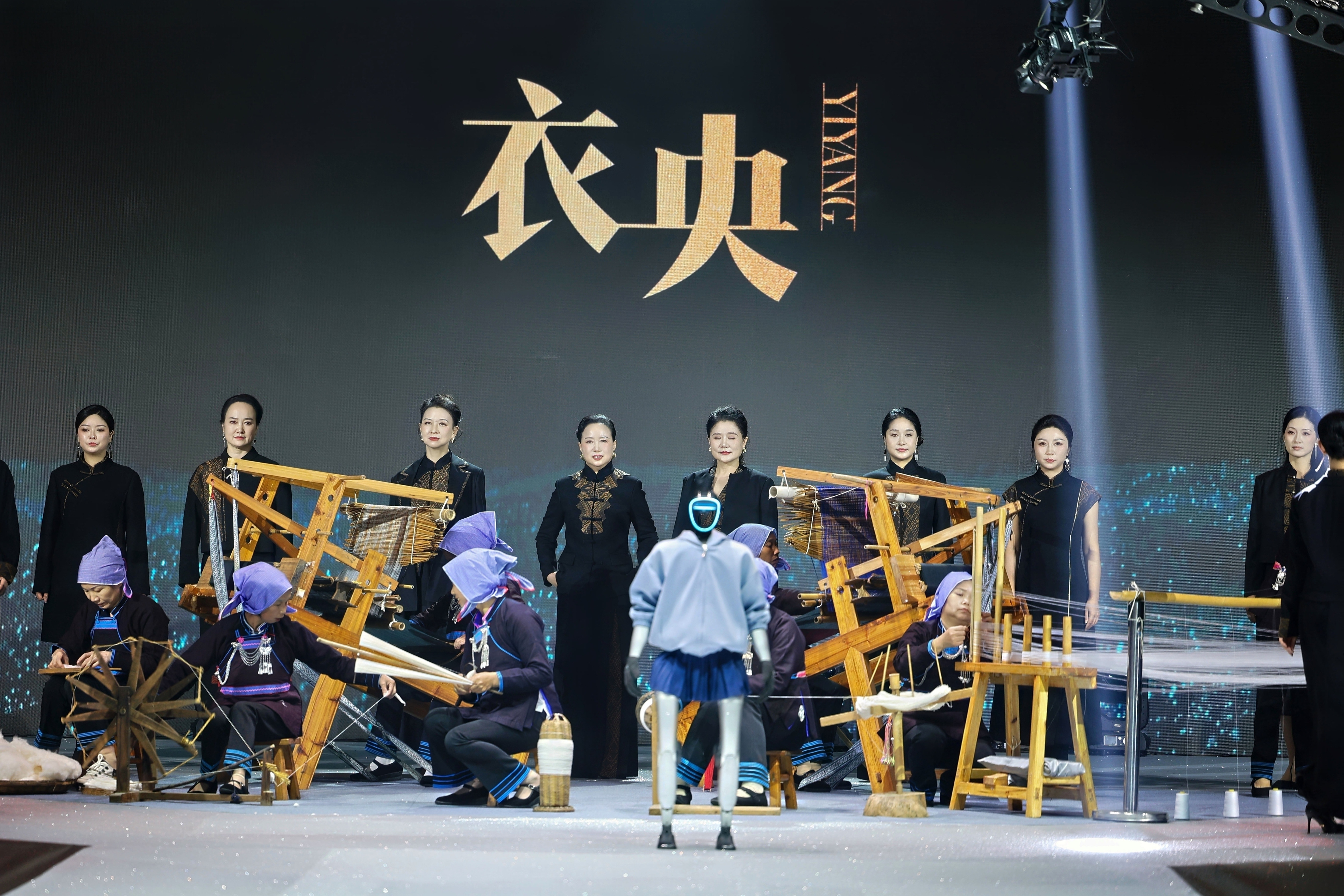 超模携手机器人同台走秀，惊艳亮相2025中国服装定制大会品牌大秀