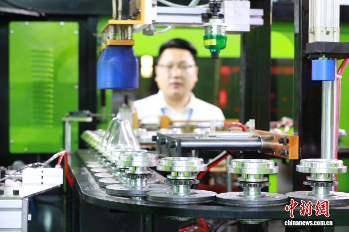 图为参展商在第六届中国&middot;沧县塑料中空制品展览会上展示产品。 田博 摄