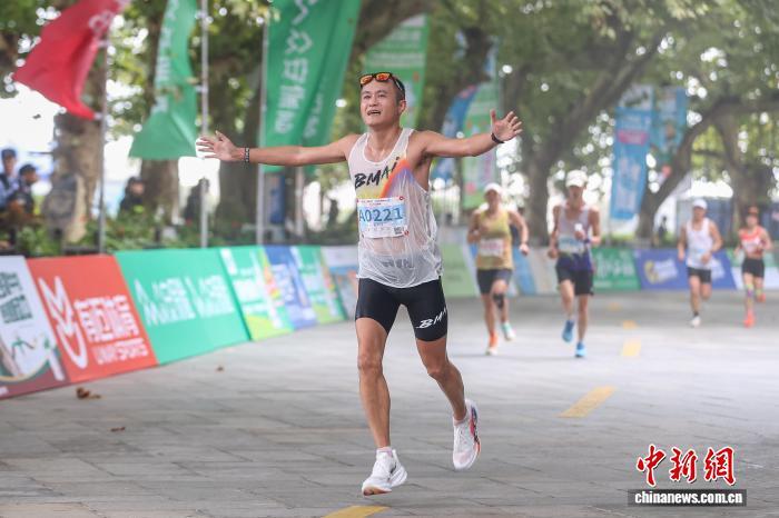 图为9月21日，江西庐山，选手在终点前庆祝完赛。刘力鑫 摄