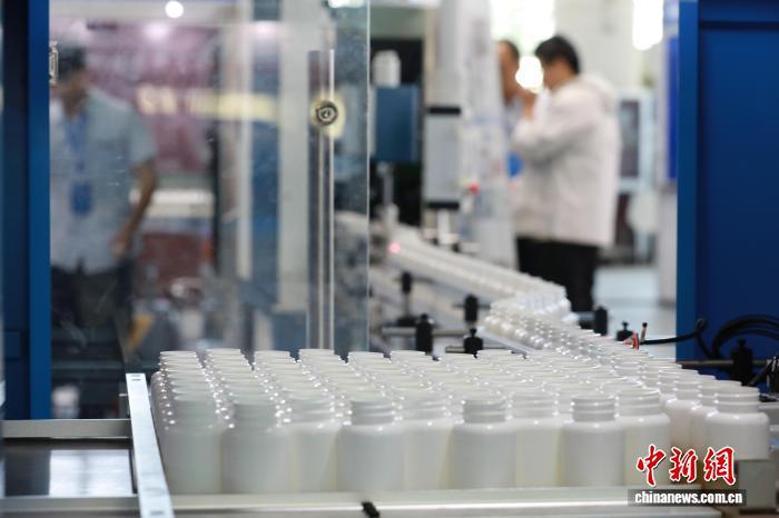 图为采购商在第六届中国&middot;沧县塑料中空制品展览会上选购设备。 田博 摄