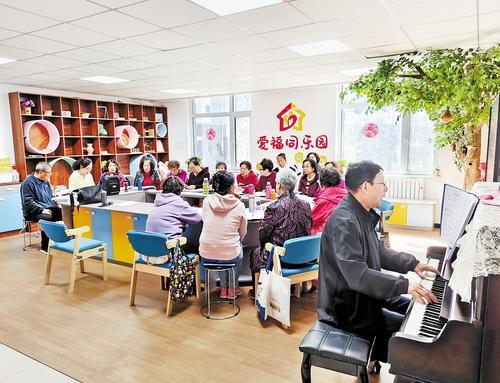 9月19日，张家口市桥西区大境门街道西岔社区日间照料服务中心，社区合唱团的老年人如往常一样来到爱福同乐园唱歌。李秀明摄