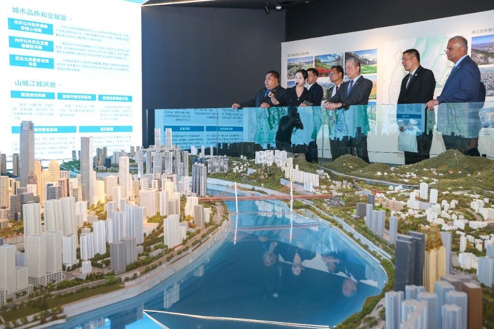 ▲2025年9月19日，重庆市规划展览馆，马来西亚副总理兼能源及水务转型部部长法迪拉率代表团进行访问考察。记者 尹诗语 摄