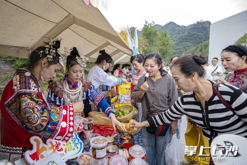 湘品美食引来游人品尝。