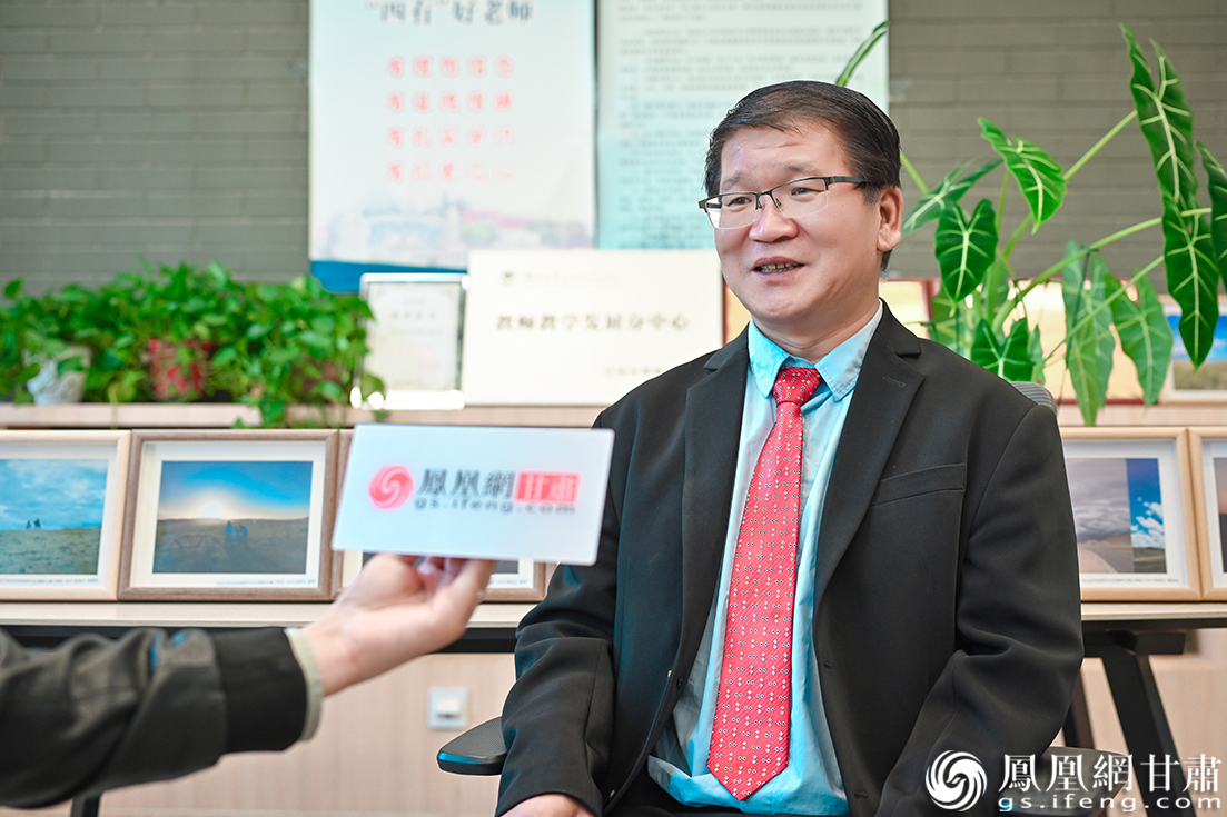 熊友才接受凤凰网专访时表示，在地化对加强农业技术转移与经验分享至关重要。