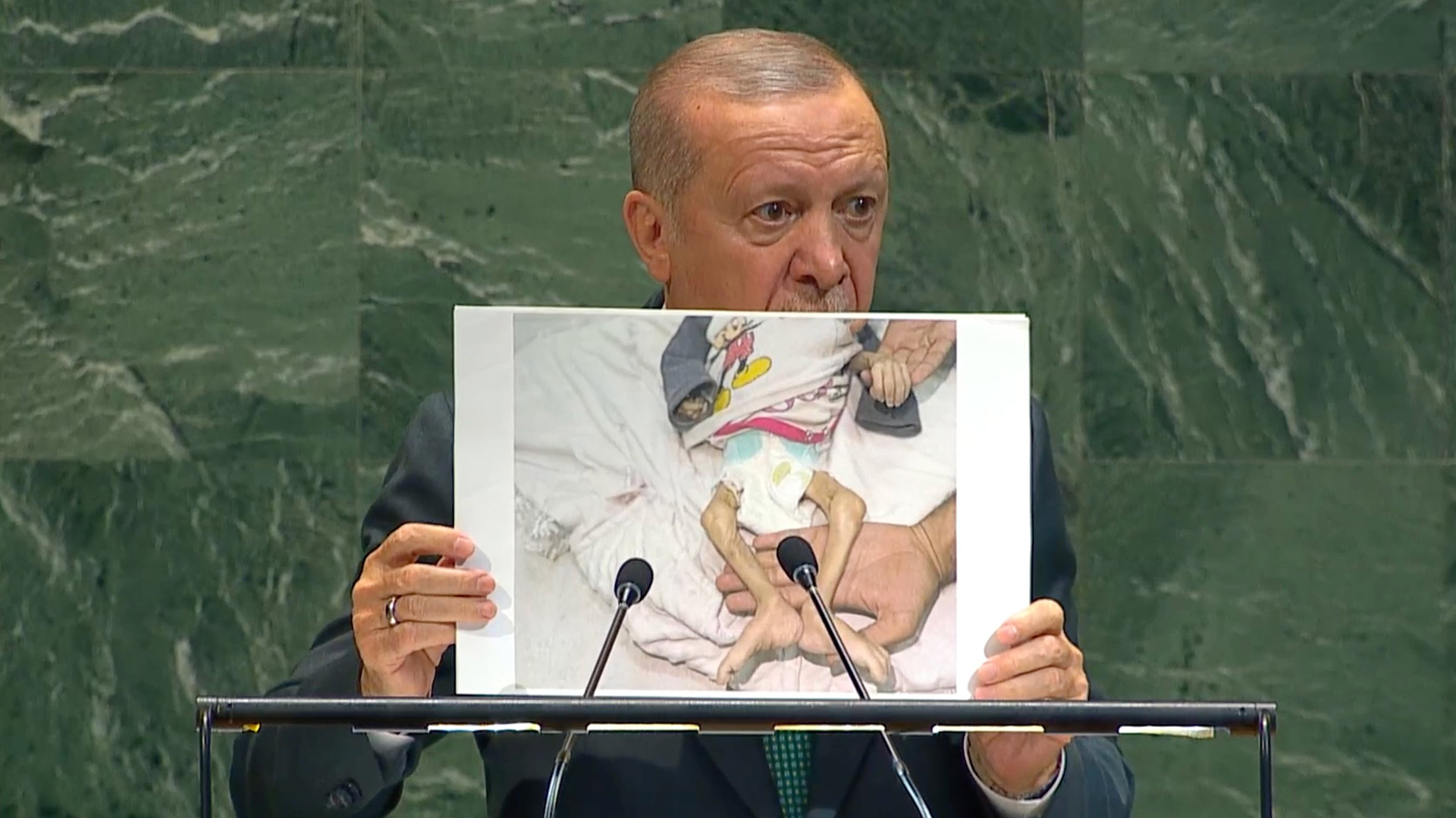 埃尔多安在联合国大会上拿着加沙儿童的照片：以色列每一个小时就在加沙杀害一名儿童