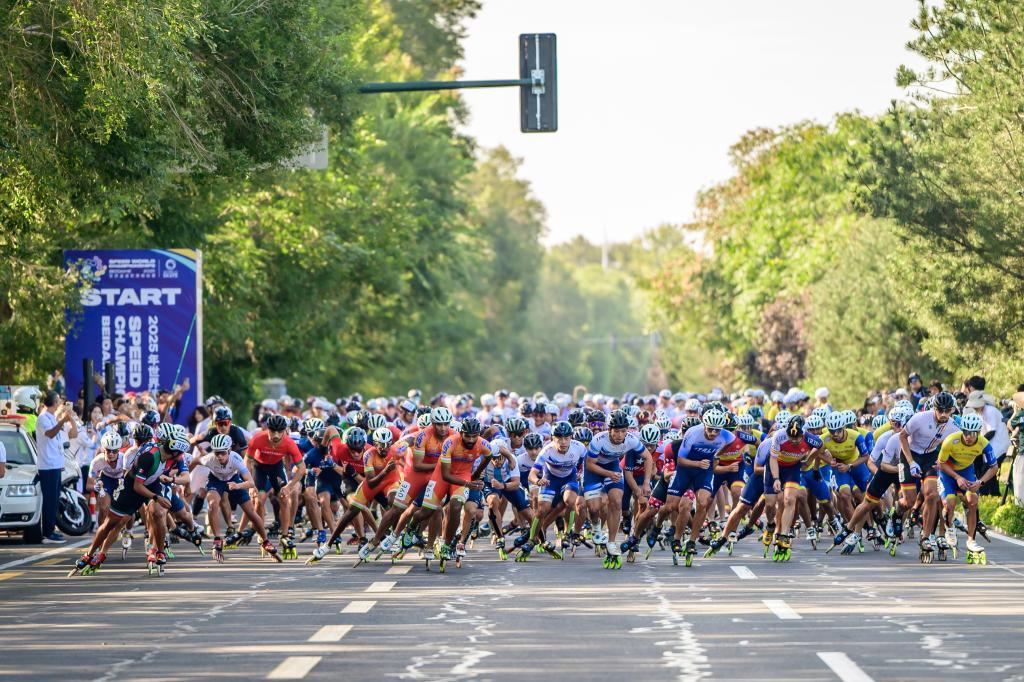 参加轮滑马拉松赛的选手在起点出发。图源：赛事组委会