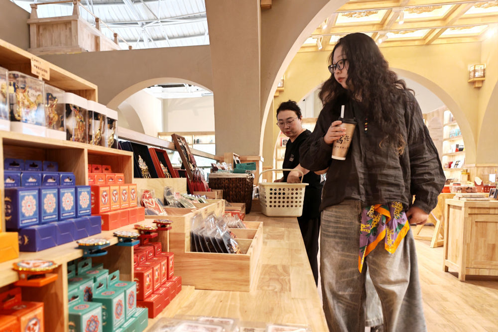 9月19日,游客在敦煌印局内游览。新华社记者 崔翰超 摄