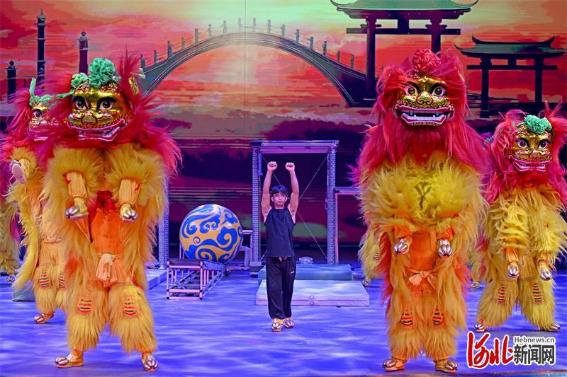 9月21日，由河北省杂技团和沧州杂技团联手创排的《祥狮跃九州》在吴桥东方杂技城进行排练。河北日报记者 张 昊摄