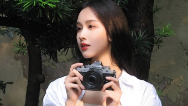 陈都灵白衬衫造型梦回校园！清新气质宛若氧气女神封面图