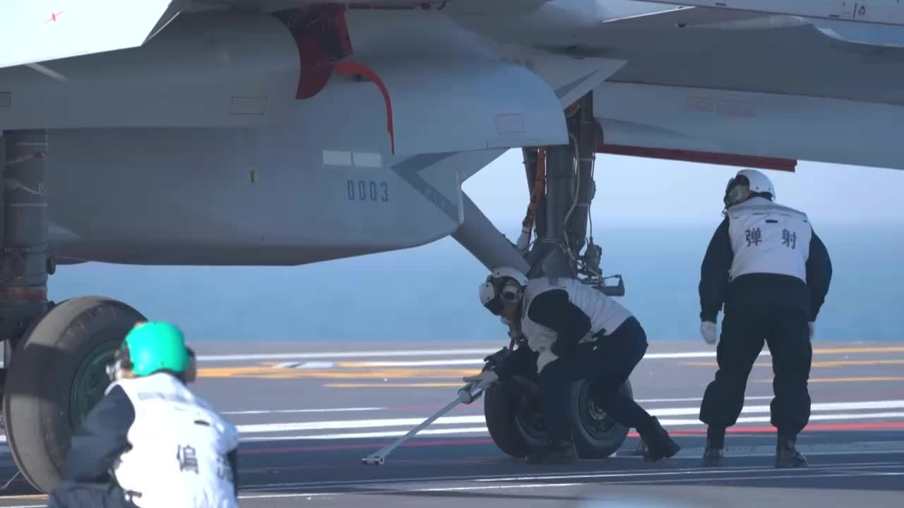 近距离画面披露！歼-15T福建舰上弹射起飞 丝滑落舰尾钩锁定拦阻索