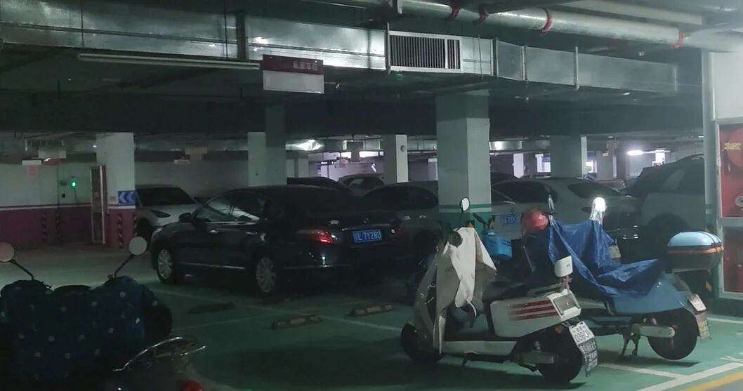 鹰潭中兆星河汇四号苑地下停车场乱停乱放 业主反问“怎么啦？”