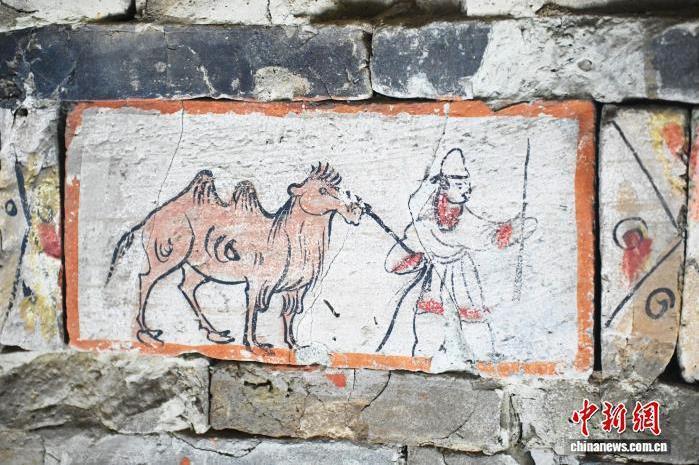 9月24日,位于甘肃省嘉峪关市的嘉峪关新城魏晋墓群六号墓内呈现的《牵驼图》画像砖,该画像砖是代表性画像砖。嘉峪关地处丝绸之路要道,《牵驼图》是中亚与西亚商人奔波于丝绸之路的真实写照,也是反映丝绸之路经贸往来的代表性文物。中新社记者 李亚龙 摄