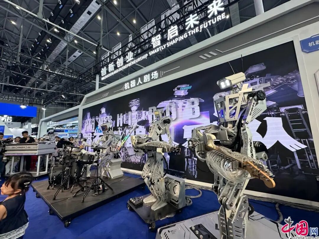 机器人乐队正在演奏音乐。