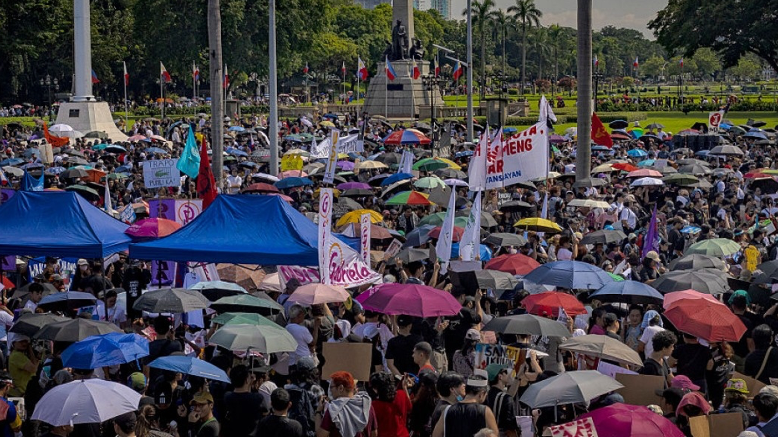 菲律宾数千民众游行 批政府防洪贪腐弊案