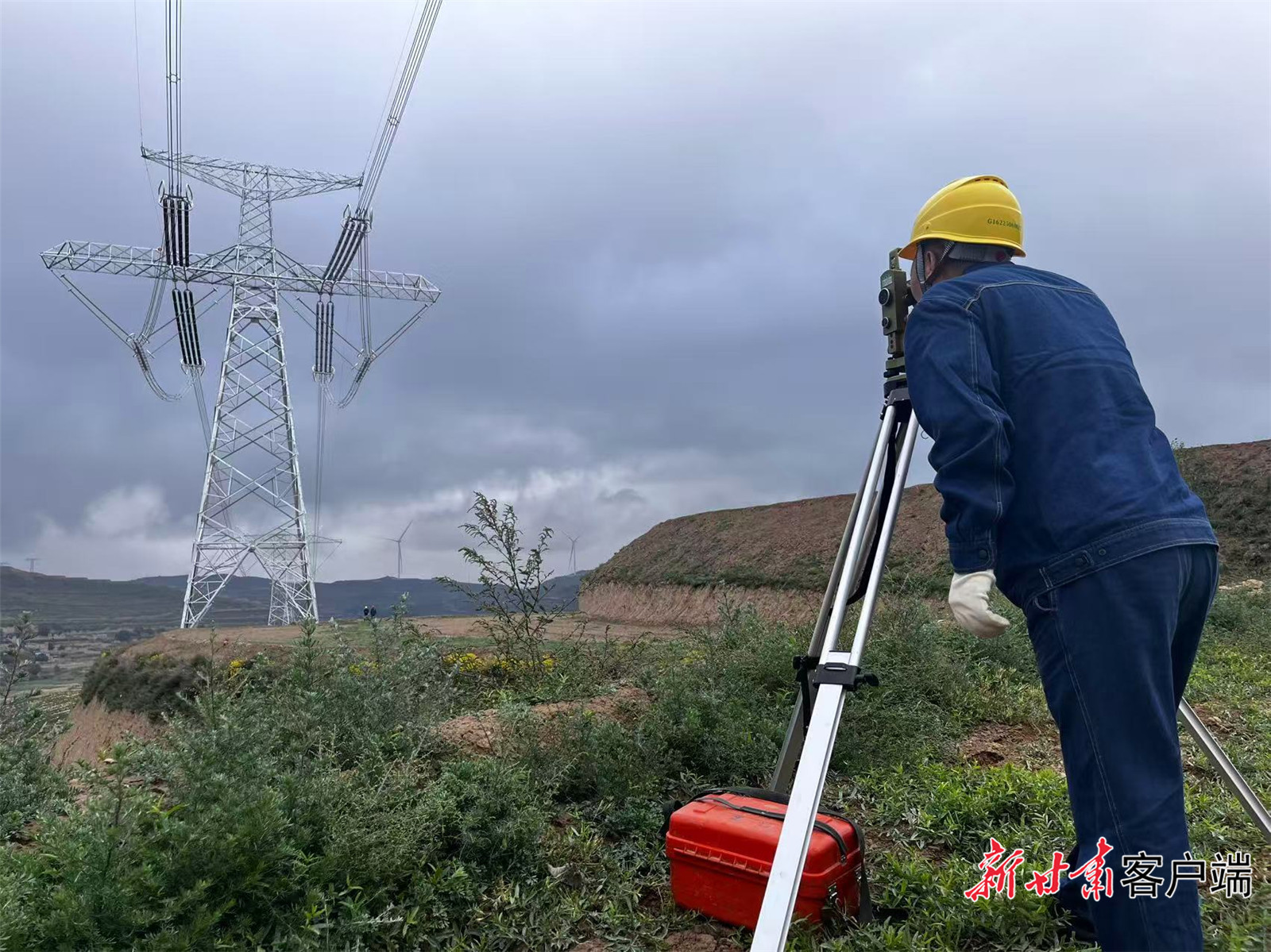 国网甘肃电力职工在巡检供电线路